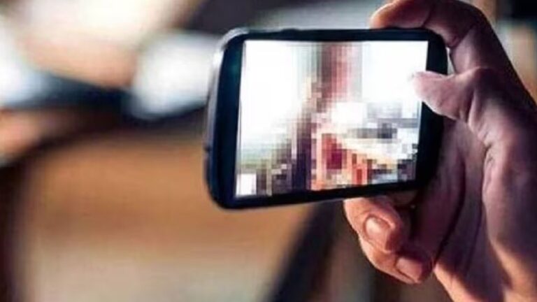 युवक ने वॉशरूम में मोबाइल रखकर बनायी किराएदार युवती की अश्लील वीडियो, मुकदमा दर्ज 