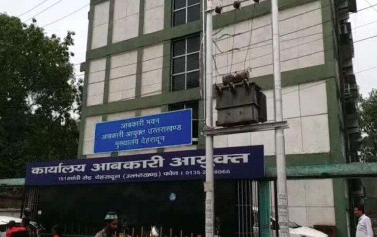 चमोली जिला आबकारी अधिकारी के खिलाफ कार्रवाई पर कर्मचारियों में आक्रोश, न्याय की मांग को लेकर आंदोलन की तैयारी