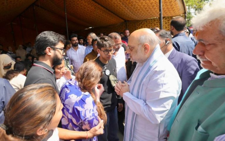 केंद्रीय गृह मंत्री अमित शाह ने आतंकी हमले में मारे गए 26 लोगों के परिजनों से की मुलाकात 