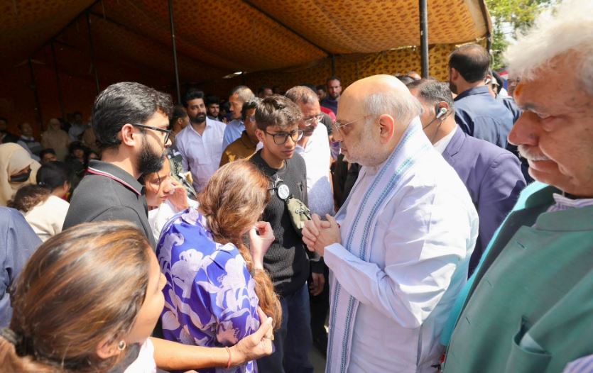 केंद्रीय गृह मंत्री अमित शाह ने आतंकी हमले में मारे गए 26 लोगों के परिजनों से की मुलाकात 