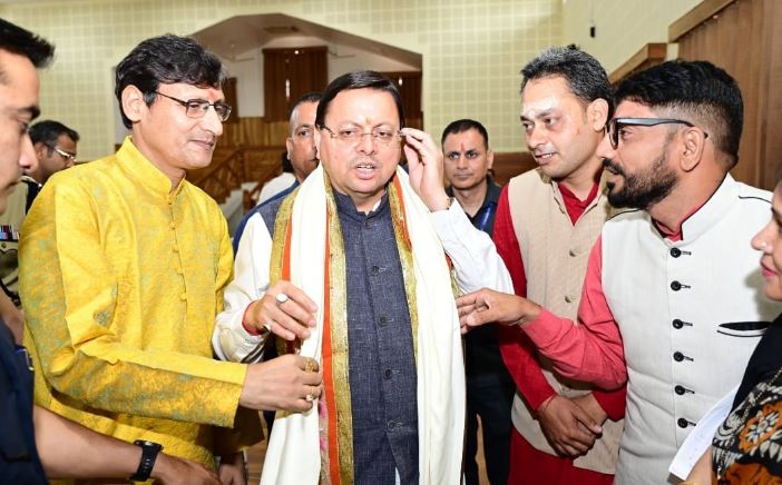 मुख्यमंत्री धामी से सनातन महापरिषद, भारत के पदाधिकारियों ने की शिष्टाचार भेंट 