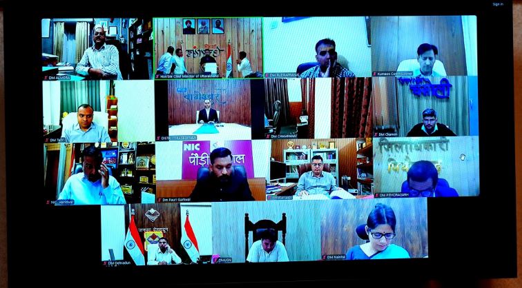 मुख्यमंत्री धामी ने शासकीय आवास पर समस्त जिलाधिकारियों के साथ की बैठक