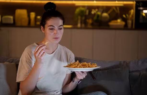 क्या आप भी रात में देर से करते है भोजन? तो हो जाए सावधान, बढ़ सकता है बीमारियों का खतरा 