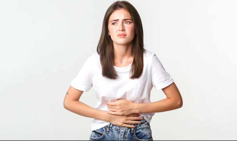 क्या खाना खाने के बाद आपका भी फूल जाता है पेट? अगर हां, तो आइए जानते हैं इसके पीछे के कारण