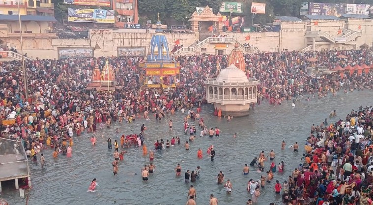 हरिद्वार में उमड़ी श्रद्धालुओं की भीड़, गंगा घाटों पर लगाई आस्था की डुबकी