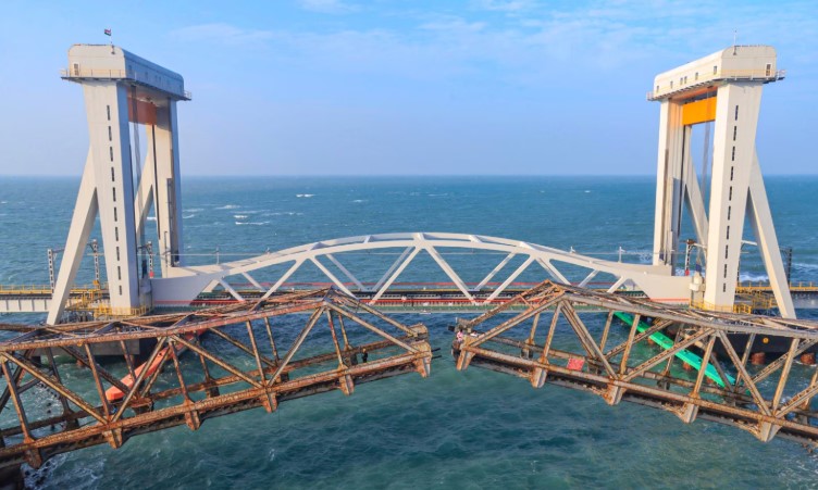 प्रधानमंत्री मोदी ने भारत के पहले वर्टिकल लिफ्ट समुद्री ब्रिज पंबन का किया उद्घाटन