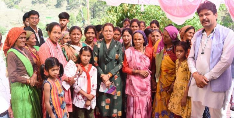 मंत्री रेखा आर्या ने विकास कार्यों के लिए दिए 15.5 लाख