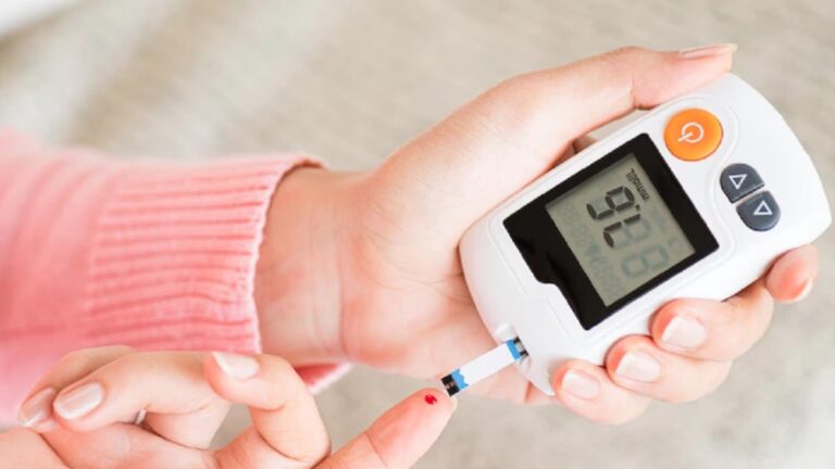बढ़ती गर्मी के साथ क्यों बढ़ रहा डायबिटीज का खतरा, आइये जानते हैं इसके कारण और बचाव के उपाय