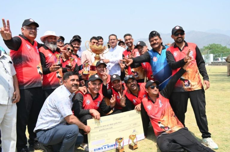 कैबिनेट मंत्री गणेश जोशी ने इंटर क्रिकेट टूर्नामेंट के समापन समारोह में की शिरकत, विजेता और उप विजेता टीम को किया सम्मानित