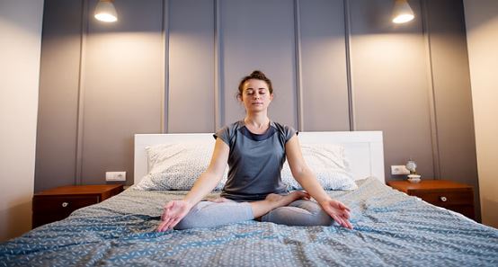 सुबह उठते ही करें ये आसान योगासन, बिना बिस्तर छोड़े पाएँ जबरदस्त फायदे