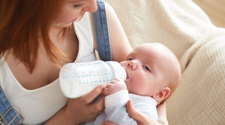 क्या आप भी अपने बच्चों को प्लास्टिक की बोतल से पिलाते हैं दूध, अगर हां, तो जान लीजिये इसके दुष्प्रभाव 