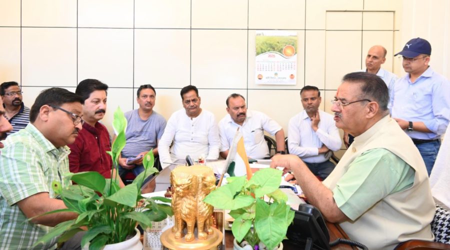 कैबिनेट मंत्री गणेश जोशी ने सिंचाई विभाग के अधिकारियों के साथ की बैठक 