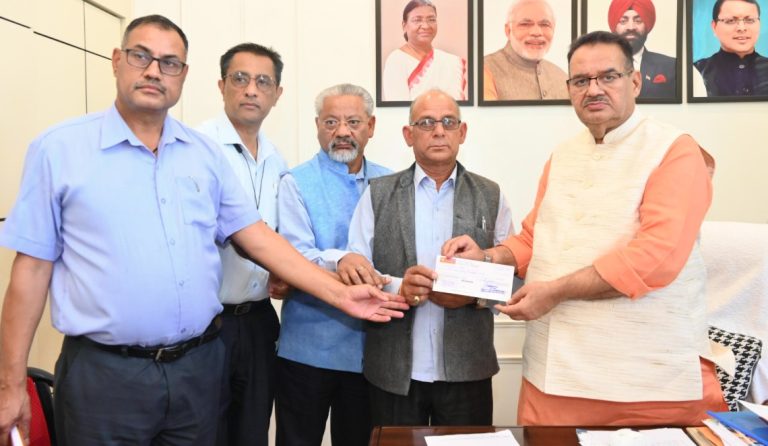 कैबिनेट मंत्री गणेश जोशी ने धनवीर सिंह नेगी के परिवार को ₹1.50 लाख की सहायता राशि का चेक सौंपा