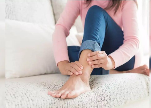 क्या आप भी हैं पैरों के तलवों में दर्द से परेशान? तो इन योगासनों का करें अभ्यास, मिलेगी राहत