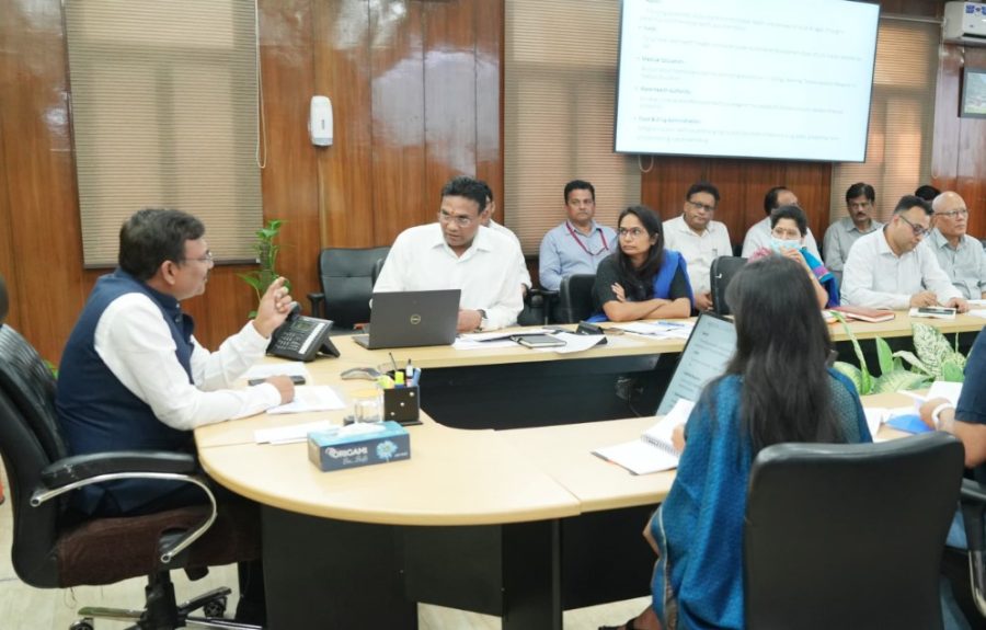 मुख्य सचिव आनंद बर्द्धन ने स्वास्थ्य विभाग की समीक्षा बैठक में जिला अस्पतालों को सशक्त बनाने के दिए निर्देश