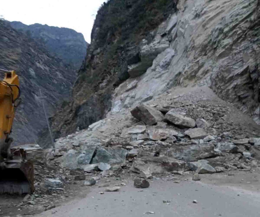 भारी बारिश से बदरीनाथ हाईवे बंद, सुबह 9 बजे बहाल — कई सड़क मार्ग अब भी प्रभावित