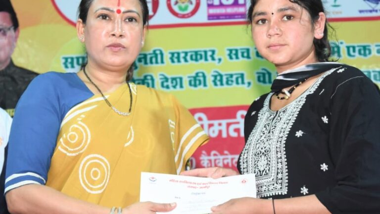 मंत्री रेखा आर्या ने नवनियुक्त कार्यकत्रियों और सहायिकाओं को दिए नियुक्ति पत्र