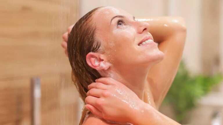 खाने के बाद नहाना क्यों है नुकसानदायक? आइये जानते हैं इसके कारण