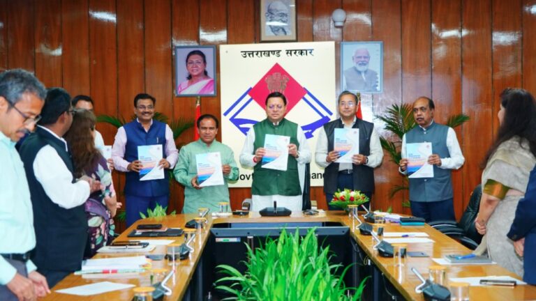 सेतु आयोग ने मुख्यमंत्री धामी को सौंपी सशक्तिकरण रिपोर्ट