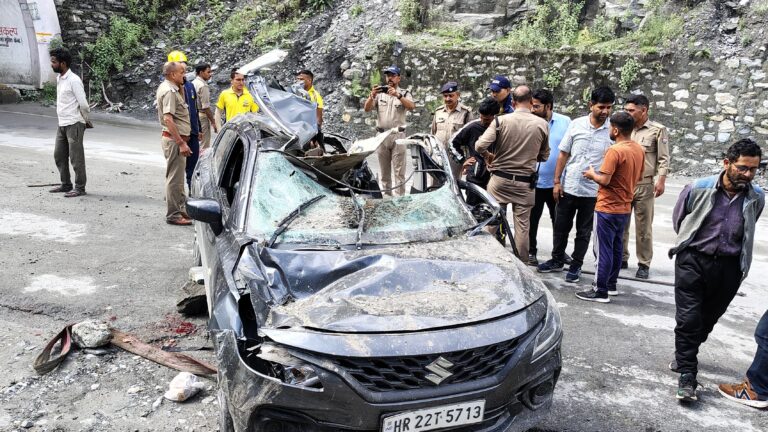 जोशीमठ के पाताल गंगा क्षेत्र में पहाड़ी से पत्थर गिरने से कार सवार दो व्यक्ति हुए घायल एक की हुई मौत