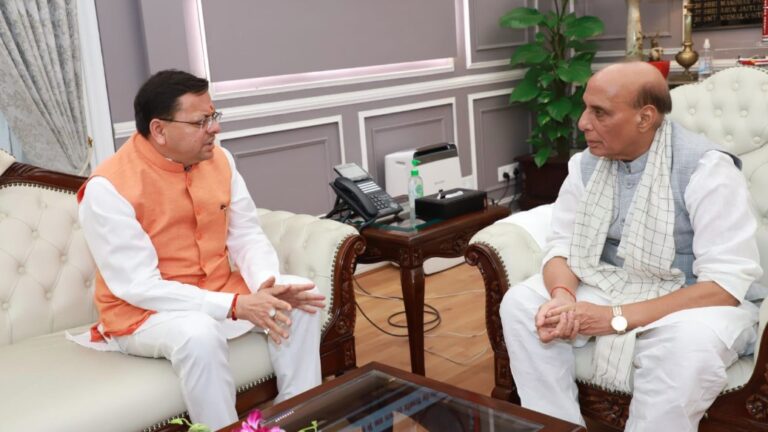 मुख्यमंत्री धामी ने रक्षा मंत्री राजनाथ सिंह से की मुलाकात