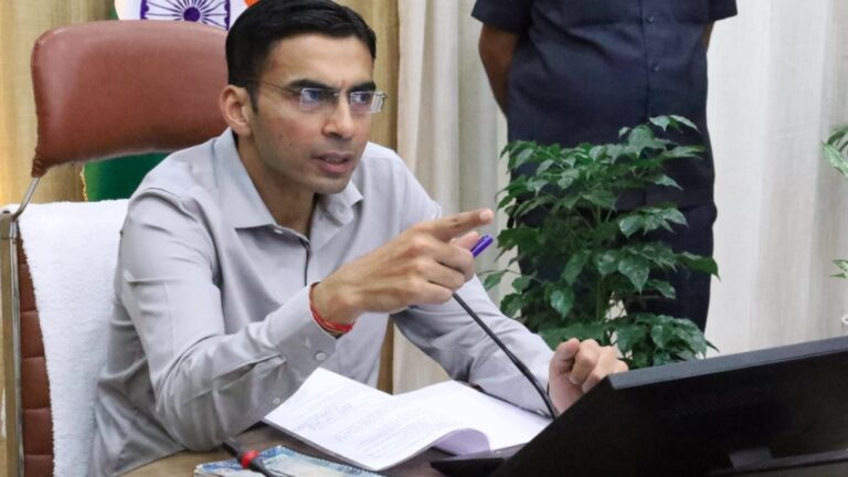 डीएम की सख्ती से विधवा को मिला न्याय, बैंक ने लौटाए कागज और माफ किया ऋण