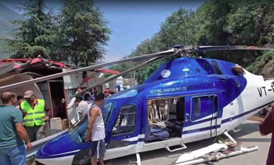 रुद्रप्रयाग में बड़ा हादसा टला, हेलीकॉप्टर में आई तकनीकी खराबी, सड़क पर करवाई इमरजेंसी लैंडिंग