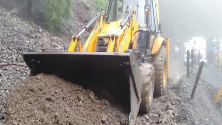 यमुनोत्री हाईवे पर भूस्खलन से यातायात ठप