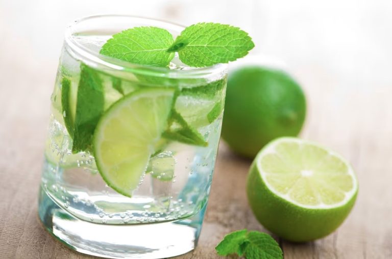 खाली पेट गुनगुना नींबू पानी पीना बन सकता है आपकी सेहत का रक्षक, आइये जानते हैं इसके फायदे