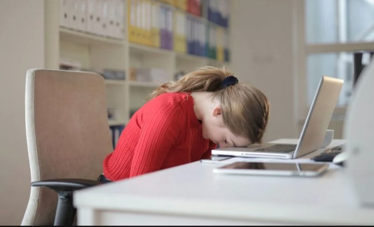 पूरी नींद लेने के बाद भी दिनभर थकान और सुस्ती क्यों? आइये जानते हैं इसकी असली वजह