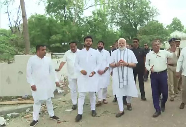एअर इंडिया विमान हादसा: पीएम मोदी ने घटनास्थल का किया दौरा, अधिकारियों से ली विस्तृत जानकारी