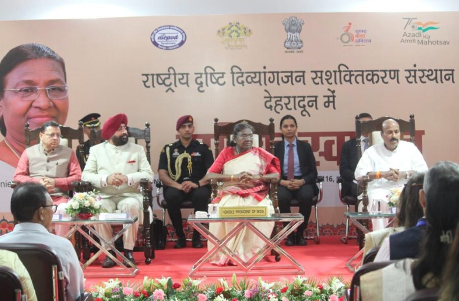 दृष्टिबाधित बच्चों की प्रस्तुति से भावुक हुई राष्ट्रपति मुर्मू, मंच पर ही छलके आंसू