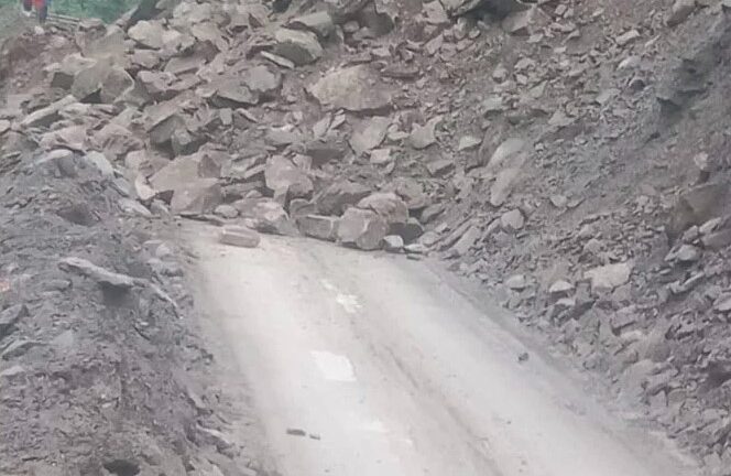 पिनौला में बोल्डर गिरने से बदरीनाथ मार्ग बंद, तीर्थयात्रियों की आवाजाही पर लगी रोक