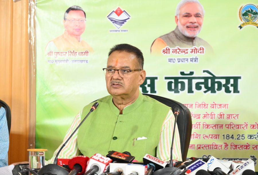 आगामी 02 अगस्त को पीएम किसान सम्मान निधि की 20 वीं किश्त जारी किए जाने के संबंध में प्रेस वार्ता करते कृषि मंत्री गणेश जोशी।