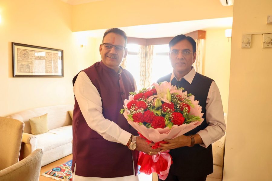 मसूरी में केंद्रीय श्रम, रोजगार एवं खेल मंत्री डॉ. मनसुख मांडविया का उत्तराखण्ड आगमन पर स्वागत करते कैबिनेट मंत्री गणेश जोशी।