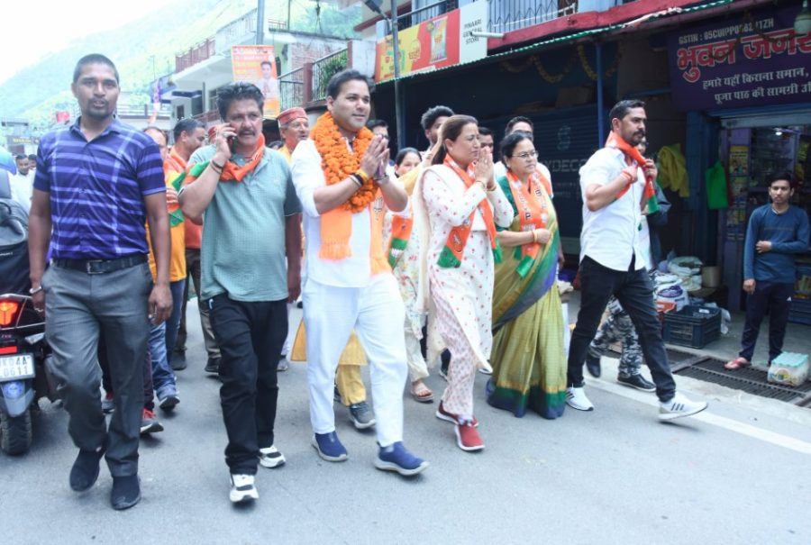 जिला पंचायत चुनाव प्रचार में उतरी कैबिनेट मंत्री रेखा आर्या