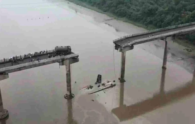 गुजरात के वडोदरा में दर्दनाक हादसा, महिसागर नदी पर बना पुल अचानक ढहा, 9 लोगों की मौत