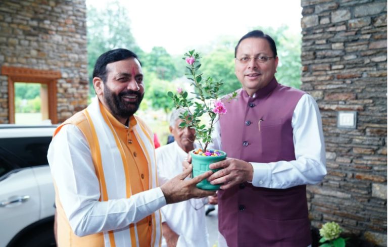 मुख्यमंत्री धामी ने हरियाणा के मुख्यमंत्री नायब सिंह सैनी का किया स्वागत एवं अभिनंदन