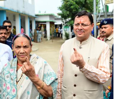 सीएम धामी ने अपनी माताजी के साथ किया मतदान