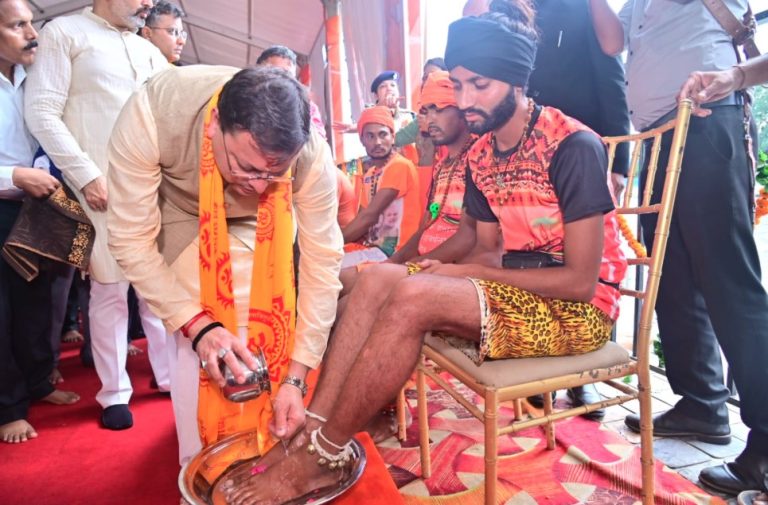 सीएम धामी ने ओम पुल में आयोजित कार्यक्रम में शिवभक्त कांवड़ियों के चरण धोकर किया स्वागत 