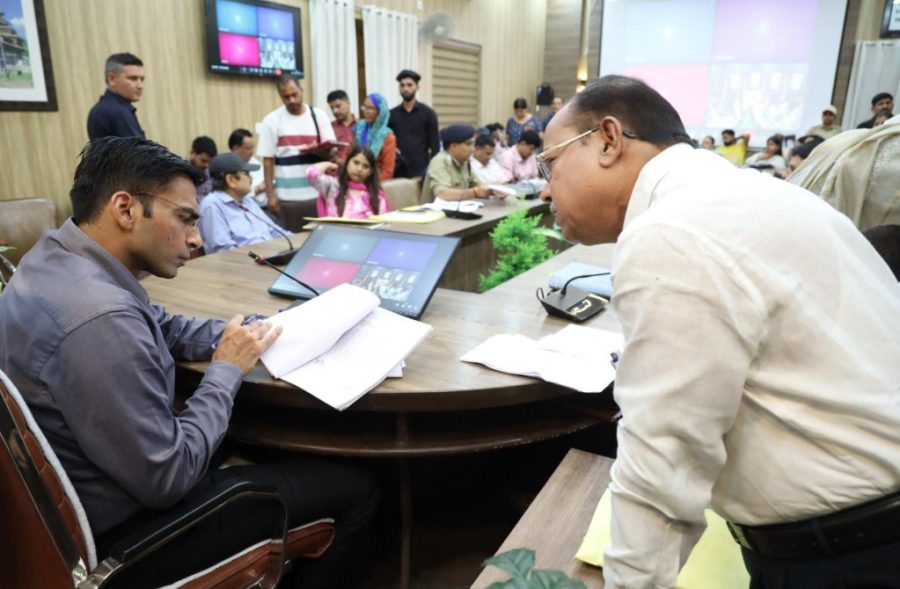 जिलाधिकारी सविन बंसल की सख्त कार्रवाई, लापरवाह कानूनगो को किया निलंबित