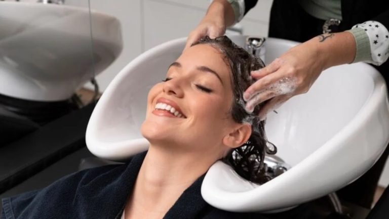 क्या शैंपू के तुरंत बाद बालों में तेल लगाना सही है? आइये जानते हैं क्या कहते हैं विशेषज्ञ