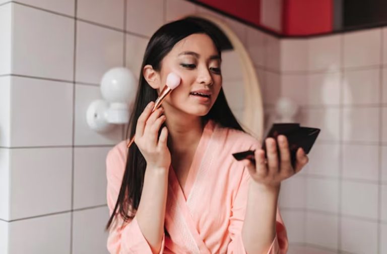 खूबसूरती के चक्कर में न करें गलती, रोजाना फाउंडेशन लगाने से हो सकती है स्किन डैमेज