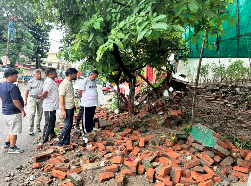 भारी बारिश से क्षतिग्रस्त दीवार का निरीक्षण करने पहुंचे कैबिनेट मंत्री गणेश जोशी, दिए त्वरित मरम्मत के निर्देश