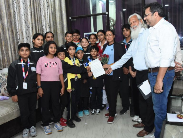पदक विजेताओं को खेल मंत्री ने किया सम्मानित