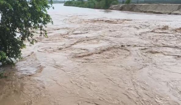 लगातार बारिश से कई नदियों का बढ़ा जलस्तर, कई इलाकों में खतरे की सीमा के करीब पहुंचा पानी