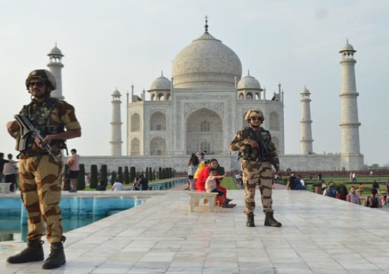 ताजमहल के पास चली गोलियां, सुरक्षा पर उठे सवाल; युवक लखनऊ तक पहुंचा, पुलिस ने किया गिरफ्तार