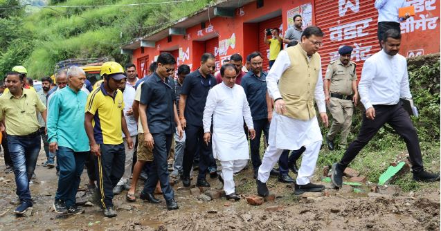मुख्यमंत्री ने प्रभावितों के बीच पहुंचकर पोछे आंसू, कहा – पूरा राज्य आपके साथ खड़ा