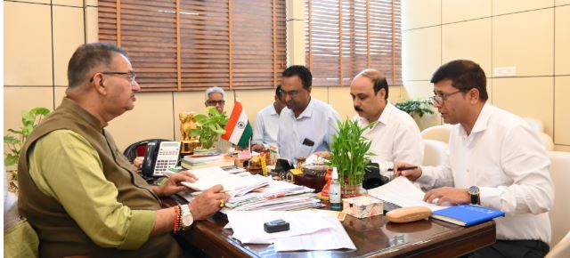 उत्तरकाशी: भटवाड़ी ब्लॉक में पीएमजीएसवाई की सभी सड़कें खुली रहें — मंत्री गणेश जोशी