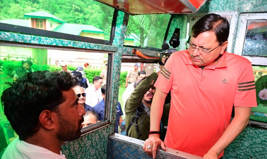 सीएम धामी ने आपदा पीड़ितों से की मुलाकात सीएम धामी ने आपदा पीड़ितों से की मुलाकात